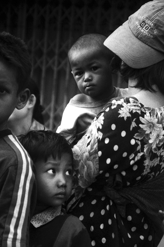 20_Burmese migrants queuing for an annual food donation from the Mae Sot Buddhist community.